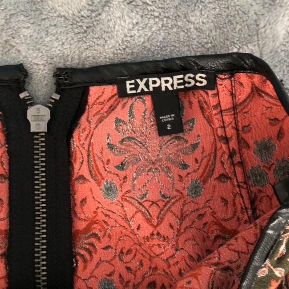 Express Patterned Mini Skirt - Picture 4 of 8